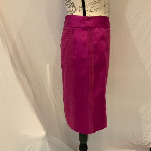 Lightly worn White House Black Market pencil skirt - Picture 2 of 8